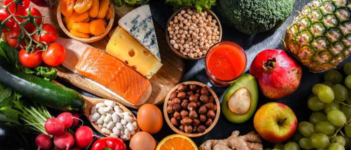 Assorted DASH饮食 foods including fruits, vegetables, whole grains, and lean proteins.